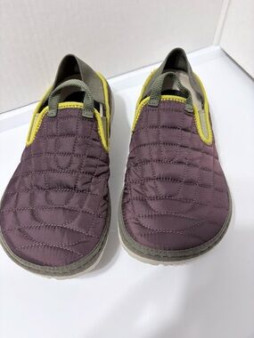 Merrell Women's
Hut Moc quilted slip-on Outdoor Sandals. Purple Plum, Gray Lime